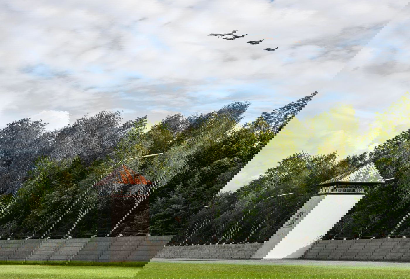 חיל האוויר במטס מעל מחנה הריכוז "דכאו"