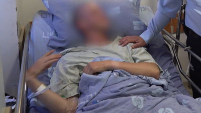 השוטר, במיטתו שבבית החולים