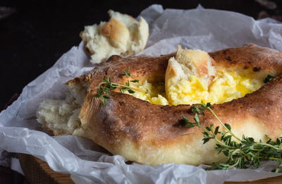 סירת בגט במילוי גבינה נמסה