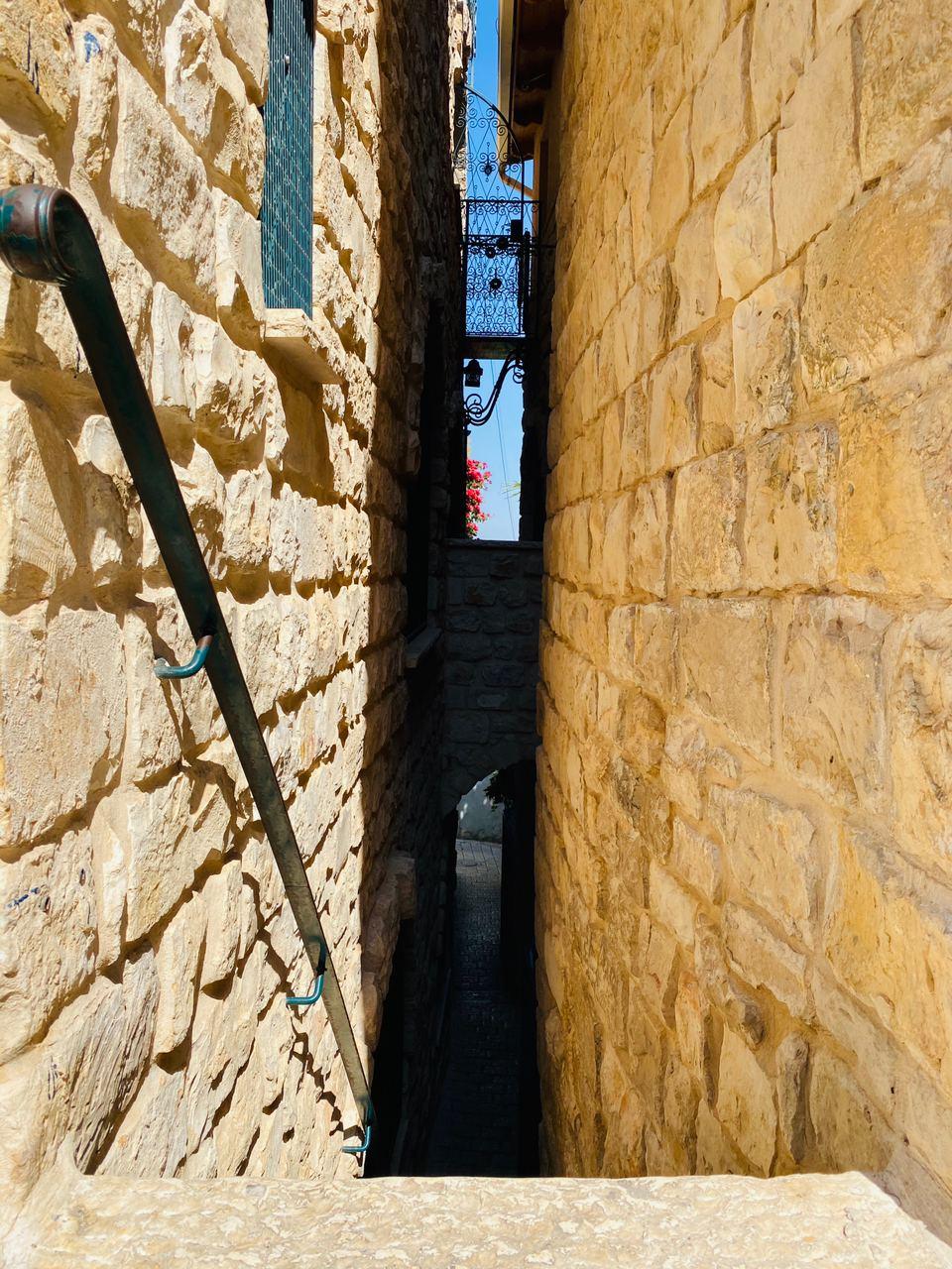 גלויה קסומה מסמטאותיה הציוריות של צפת