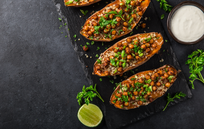 בטטות אפויות עם גרגירי חומוס פריכים ורוטב יוגורט