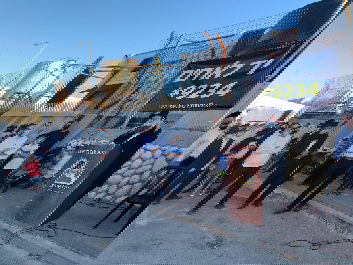 מחאה נגד כנסיה שמנצלת המצב הביטחוני להמרת דת