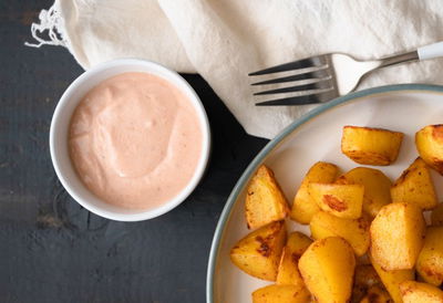 רוטב איולי פיקנטי עם פלפלים חריפים