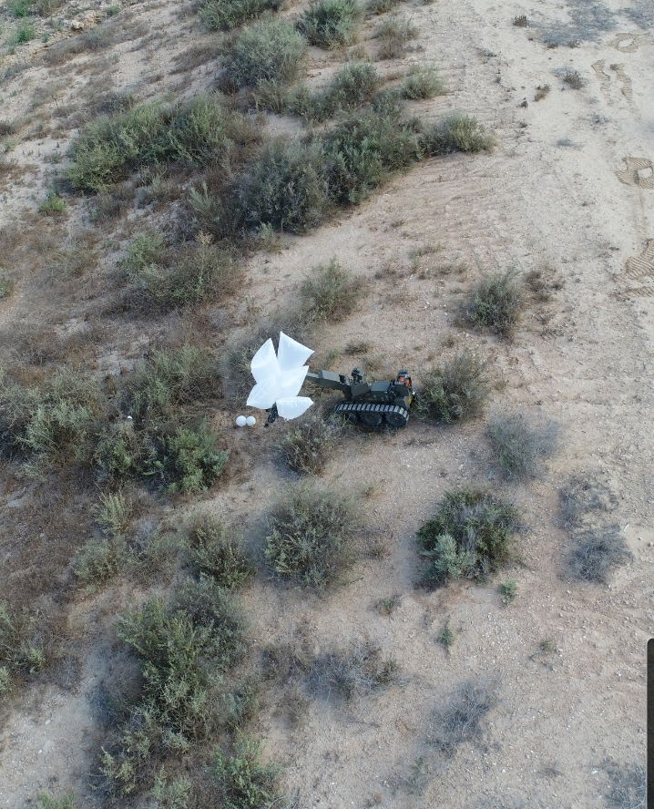 תיעוד רחפן: כך מפוצץ חבלן את בלוני הנפץ