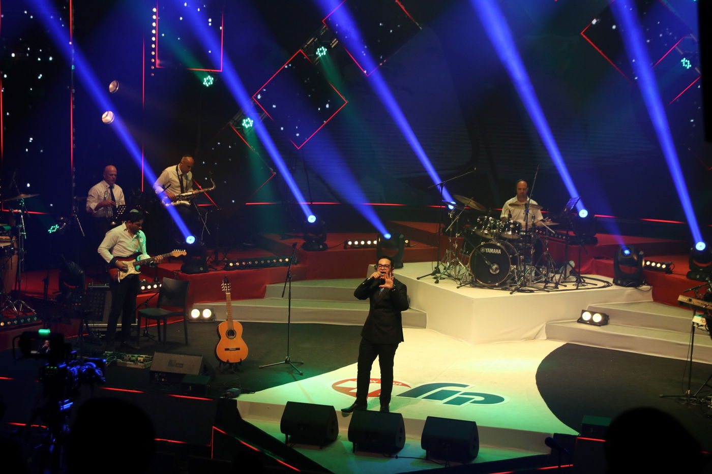 צפו: אלי הרצליך מארח את פיני אינהורן ואבי אילסון על במת "קיץ חי"