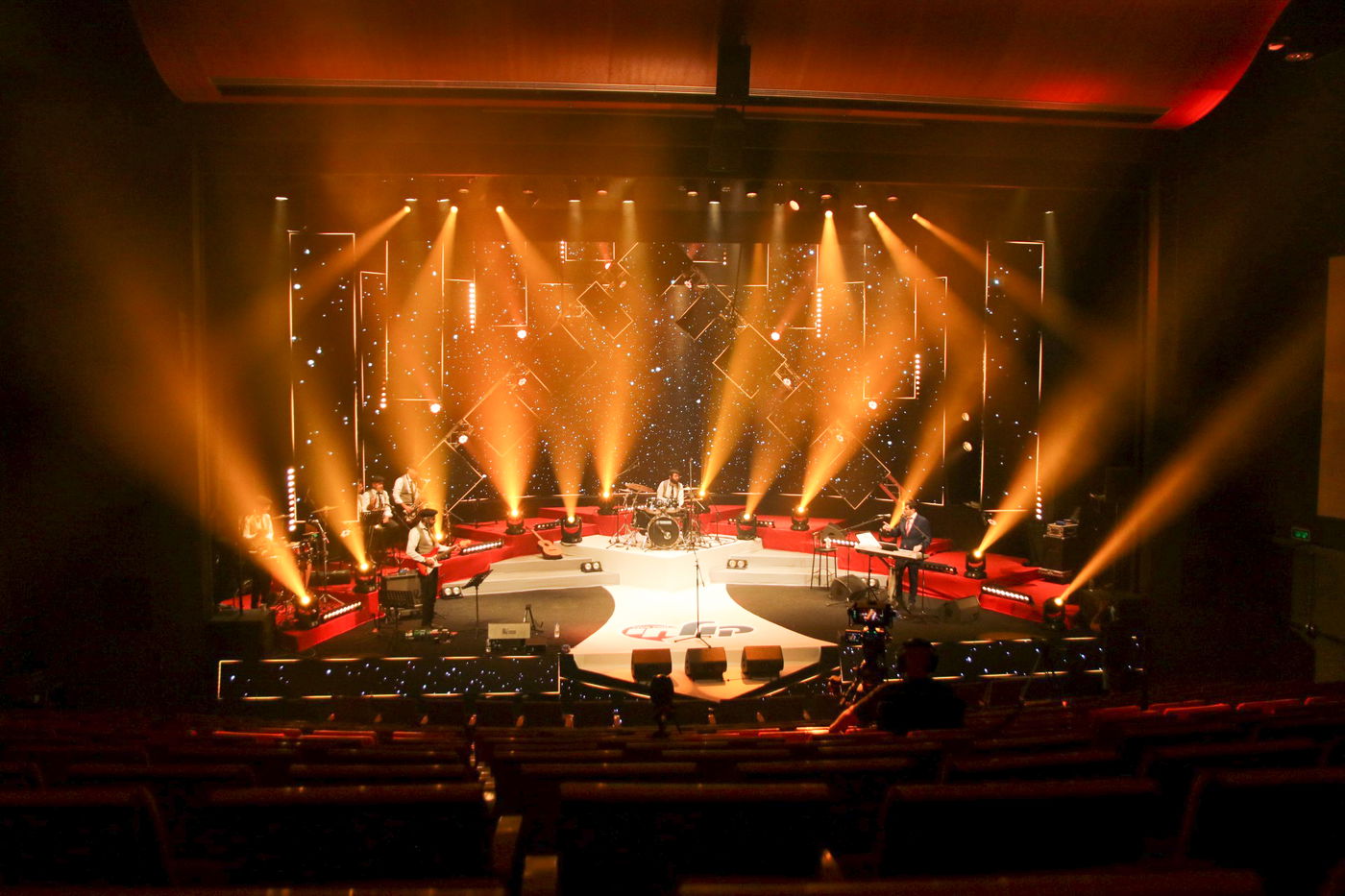 צפו: אלי הרצליך מארח את פיני אינהורן ואבי אילסון על במת "קיץ חי"