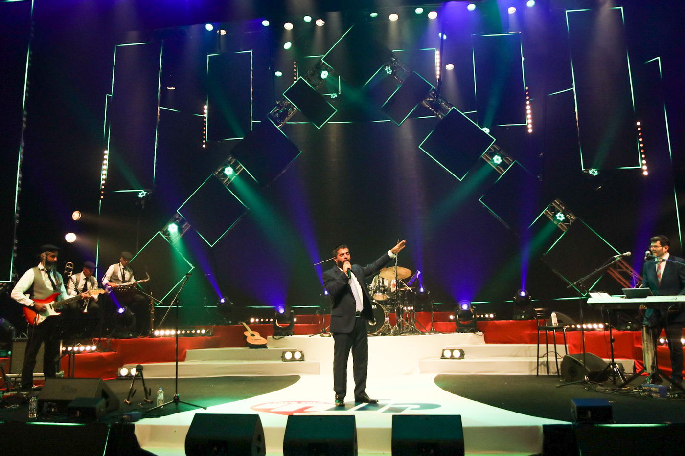 צפו: אלי הרצליך מארח את פיני אינהורן ואבי אילסון על במת "קיץ חי"