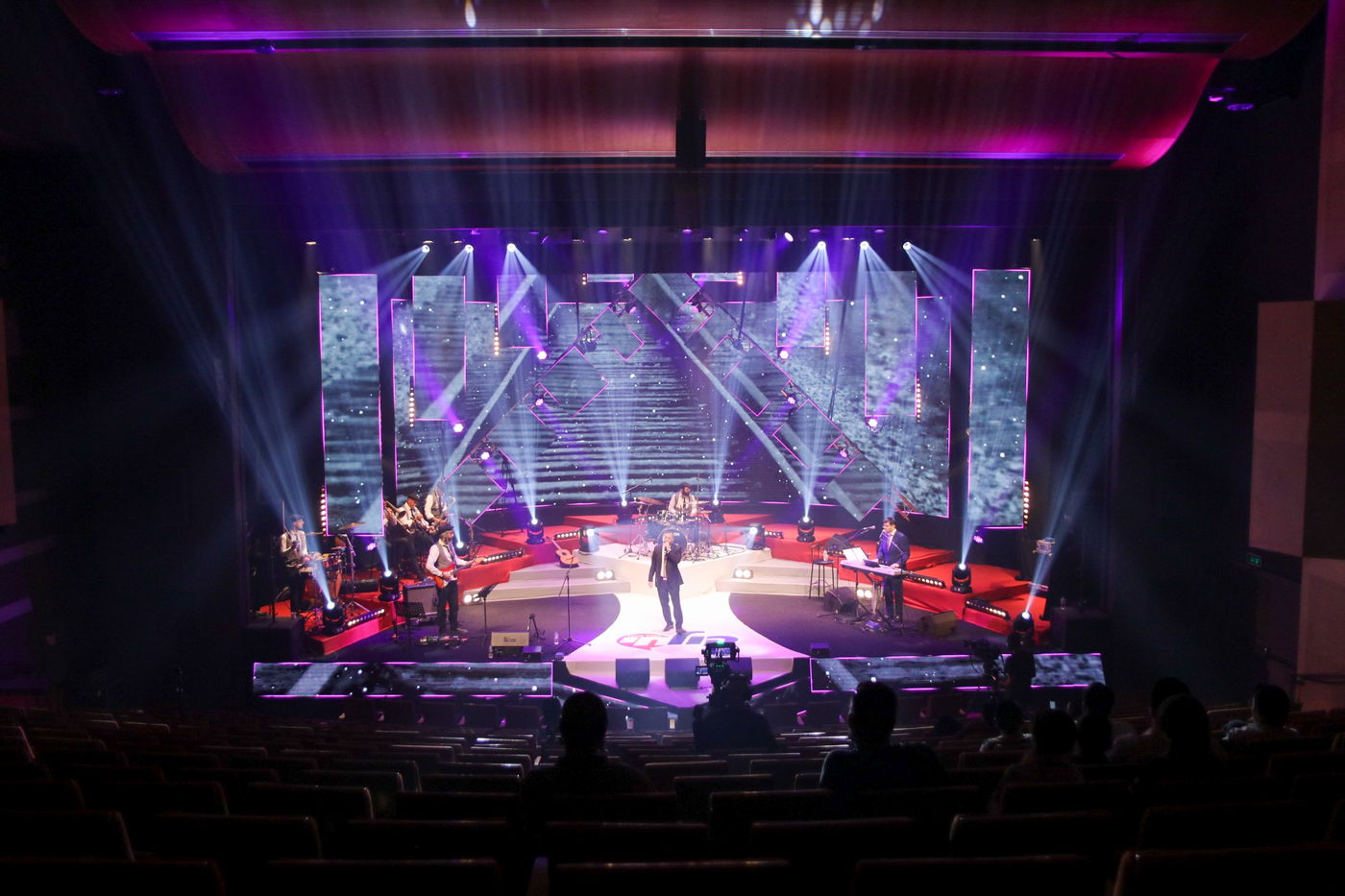 צפו: אלי הרצליך מארח את פיני אינהורן ואבי אילסון על במת "קיץ חי"