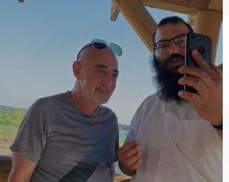 הנימול משוחח עם האב השכול