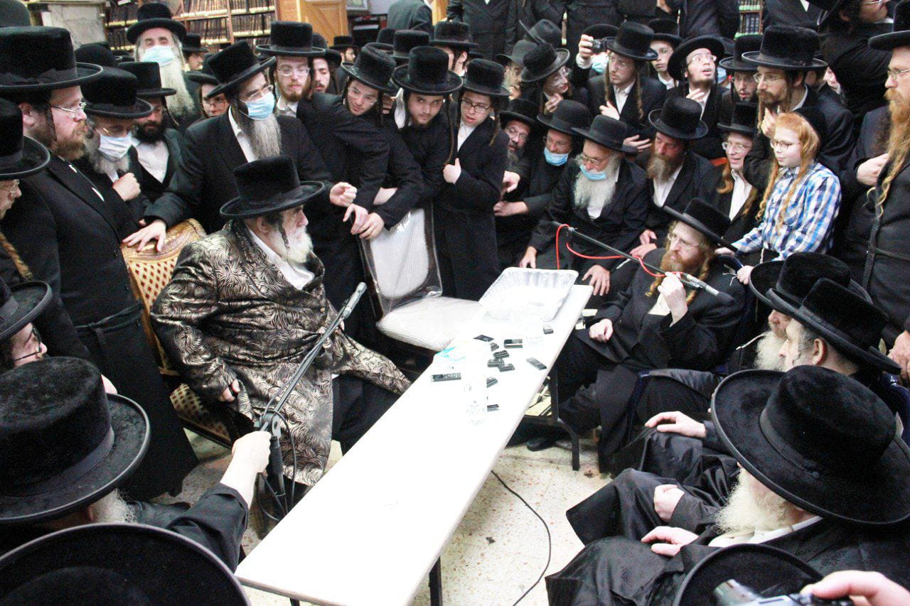 האדמו"ר מויז'ניץ בניחום אבלים