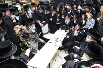 האדמו"ר מויז'ניץ בניחום אבלים