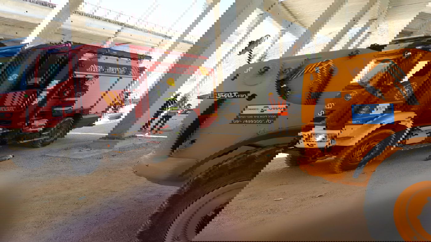 פלטת בטון נפלה על ראשי העובדים; שניים נפצעו