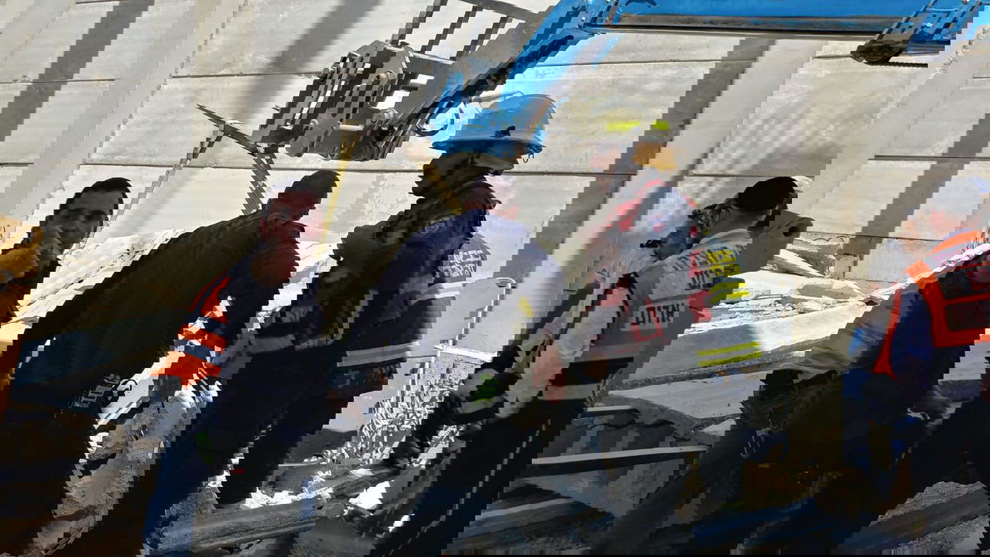 פלטת בטון נפלה על ראשי העובדים; שניים נפצעו