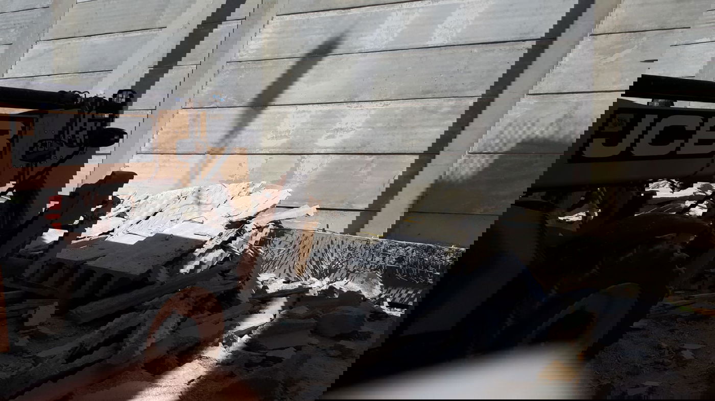 פלטת בטון נפלה על ראשי העובדים; שניים נפצעו