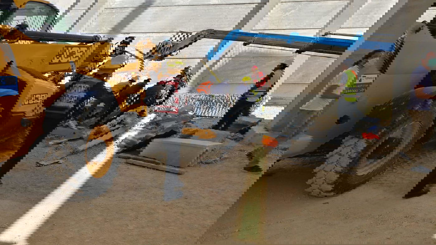 פלטת בטון נפלה על ראשי העובדים; שניים נפצעו