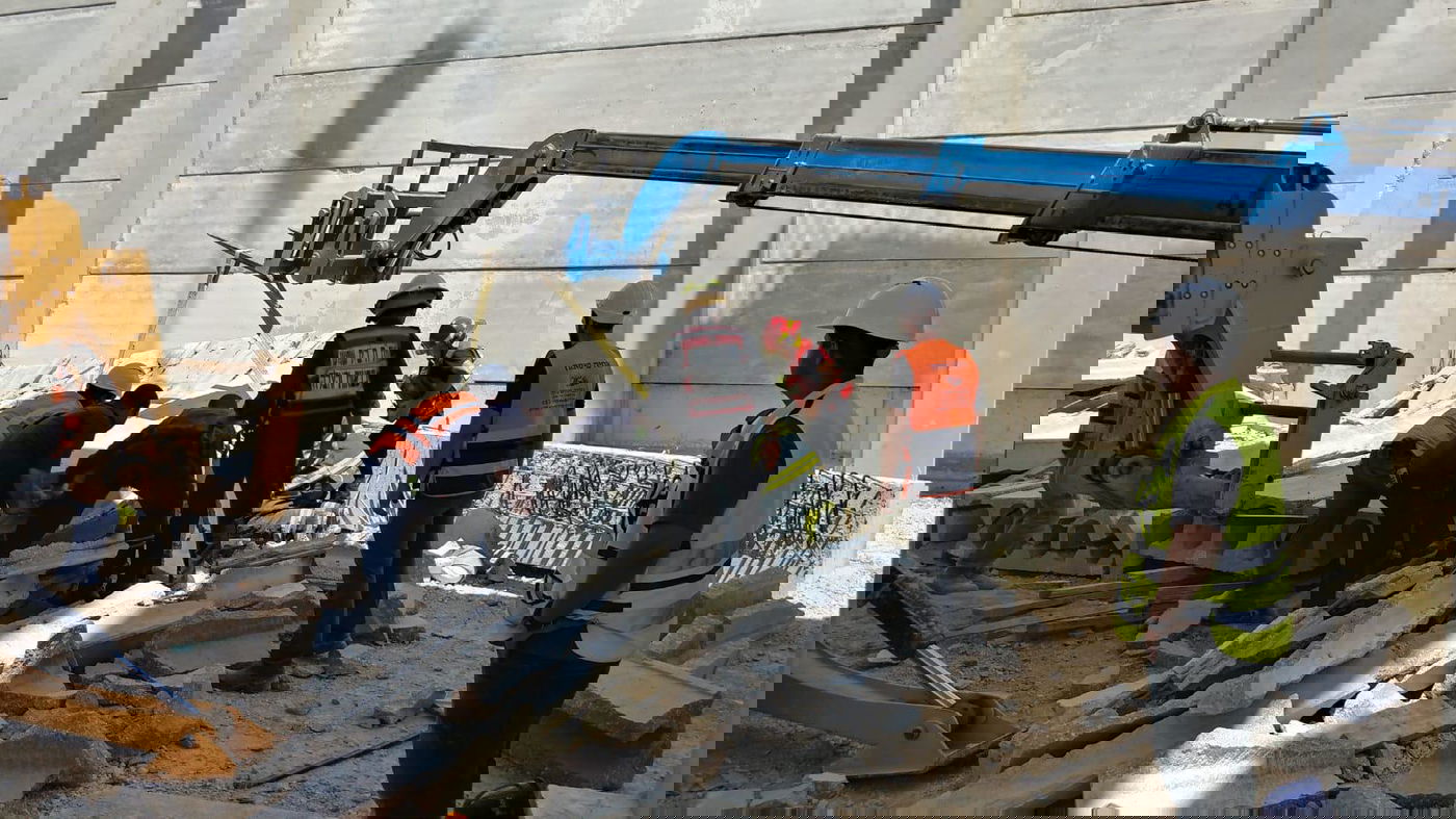 פלטת בטון נפלה על ראשי העובדים; שניים נפצעו