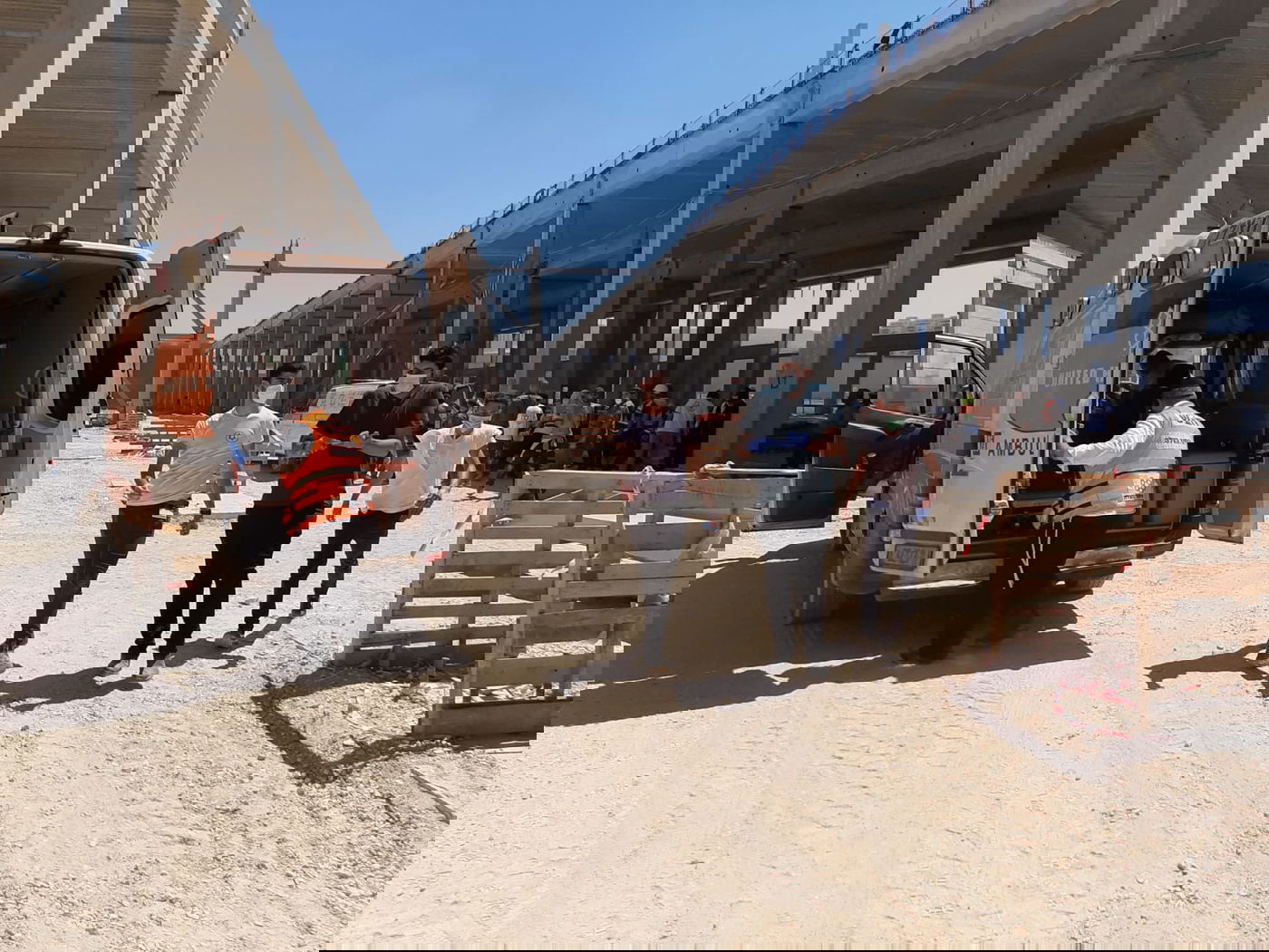 פלטת בטון נפלה על ראשי העובדים; שניים נפצעו