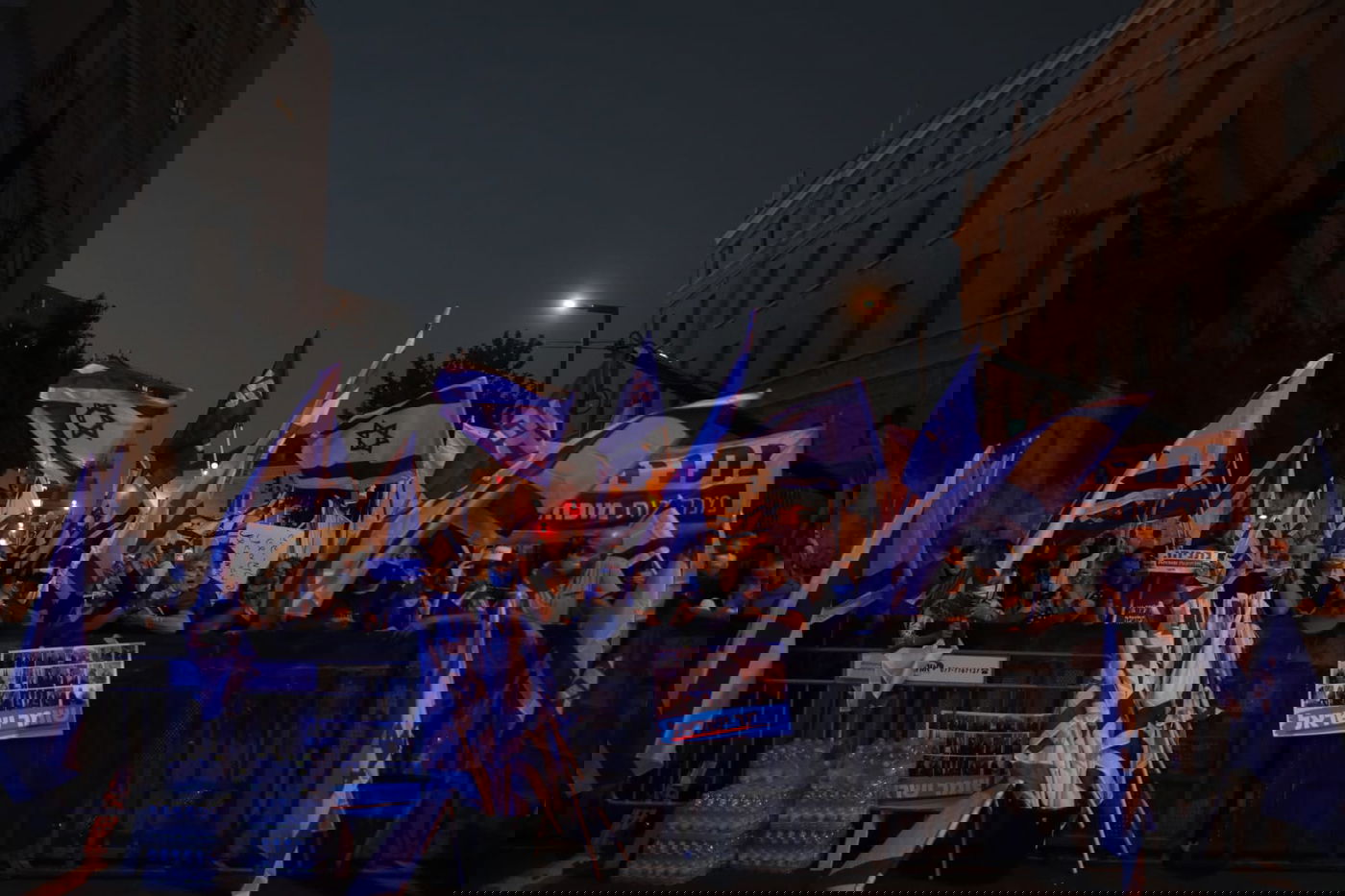 בקריאת שמע וברכת כהנים: תומכי נתניהו הפגינו מול מעון ראש הממשלה בבלפור