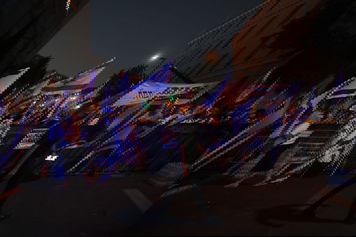 בקריאת שמע וברכת כהנים: תומכי נתניהו הפגינו מול מעון ראש הממשלה בבלפור