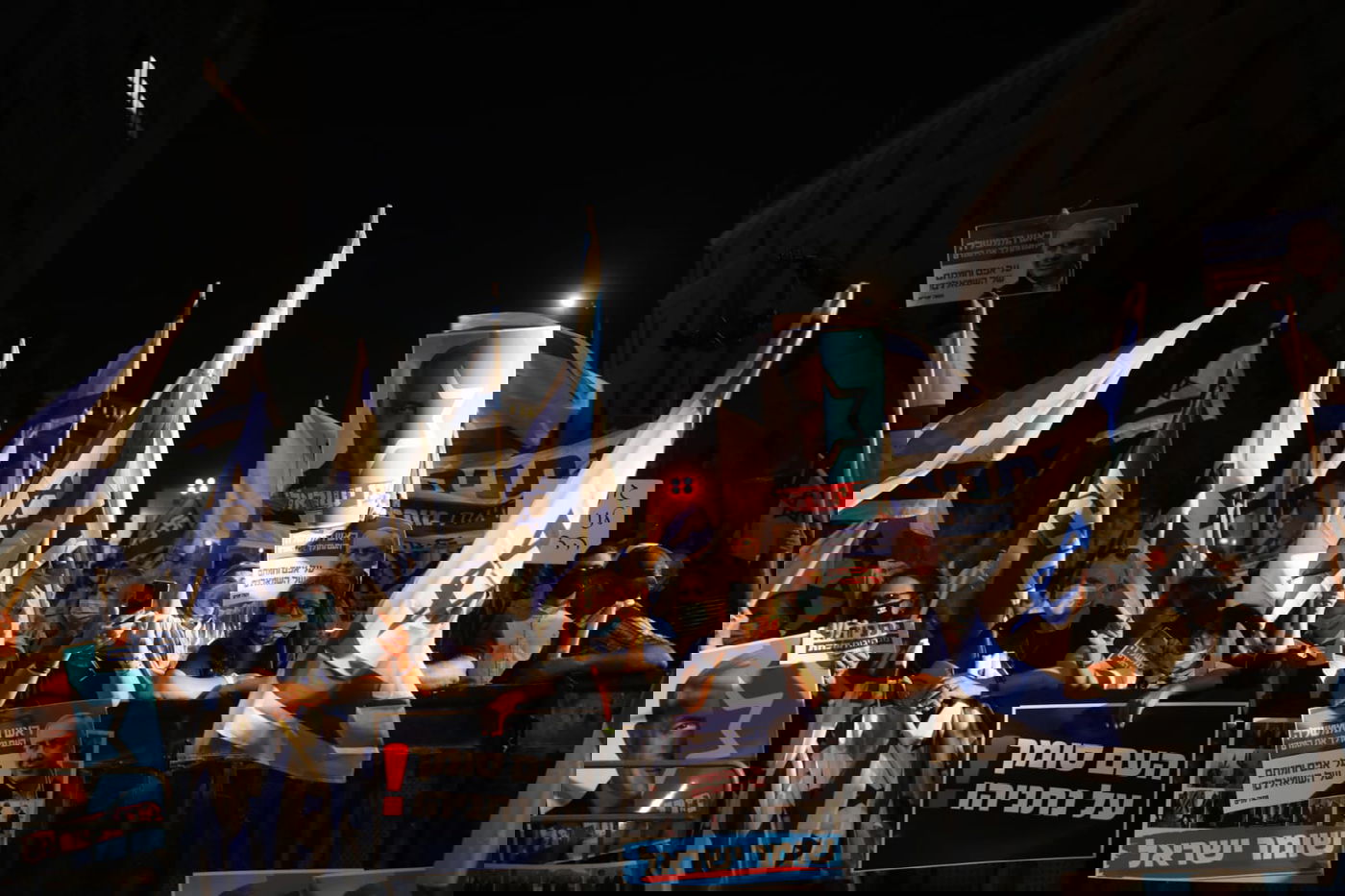 בקריאת שמע וברכת כהנים: תומכי נתניהו הפגינו מול מעון ראש הממשלה בבלפור