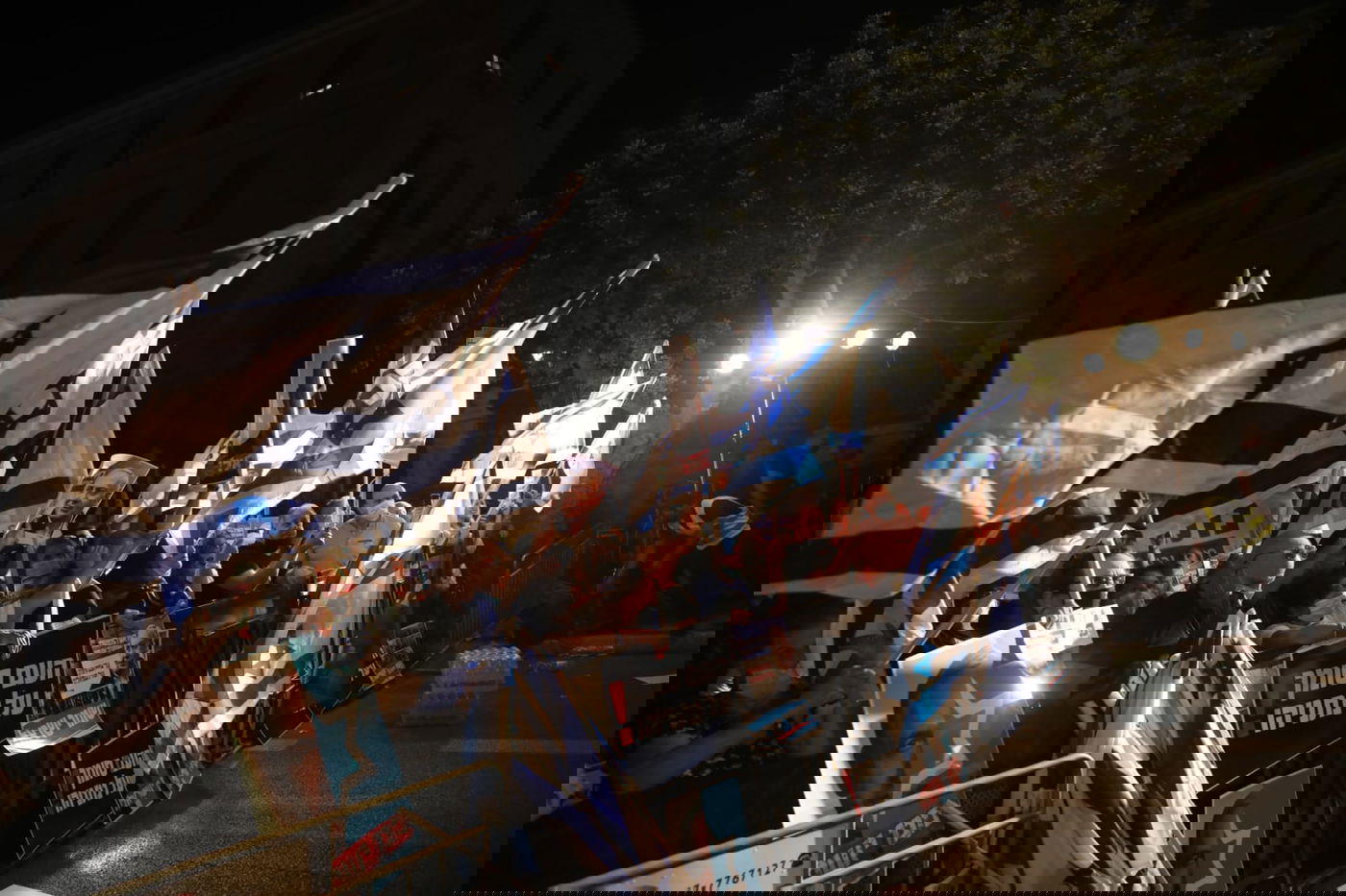 בקריאת שמע וברכת כהנים: תומכי נתניהו הפגינו מול מעון ראש הממשלה בבלפור