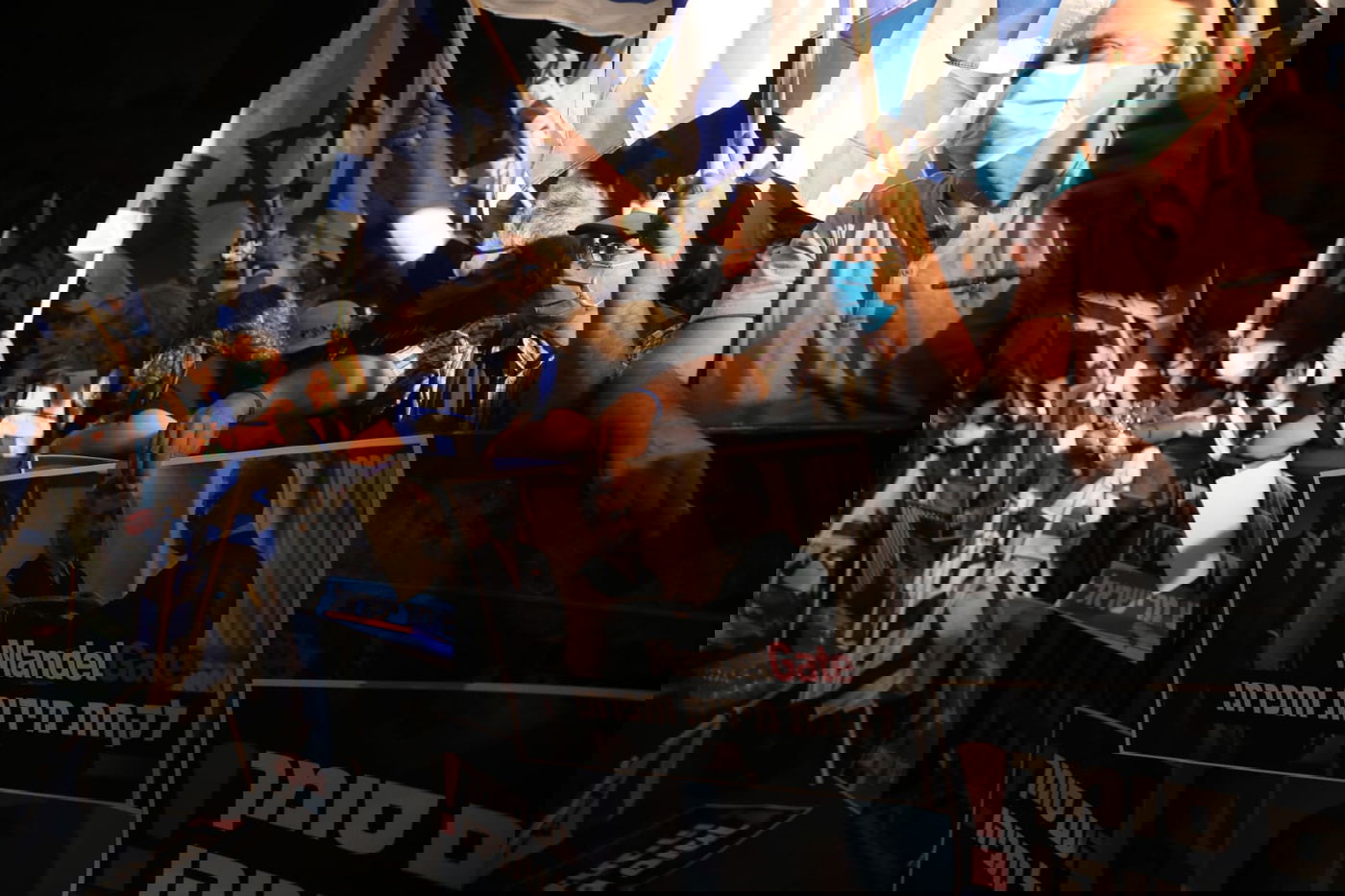 בקריאת שמע וברכת כהנים: תומכי נתניהו הפגינו מול מעון ראש הממשלה בבלפור