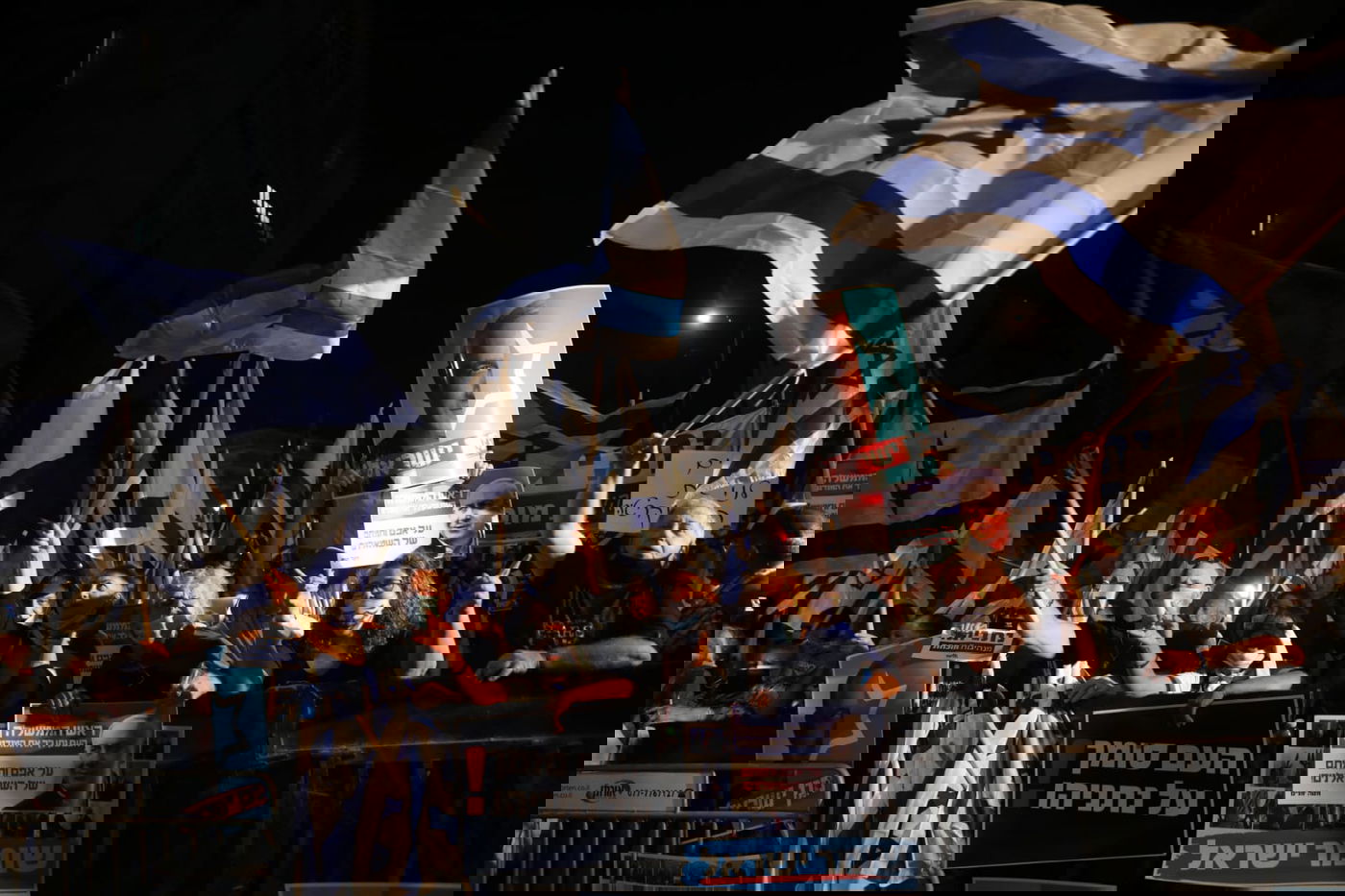 בקריאת שמע וברכת כהנים: תומכי נתניהו הפגינו מול מעון ראש הממשלה בבלפור