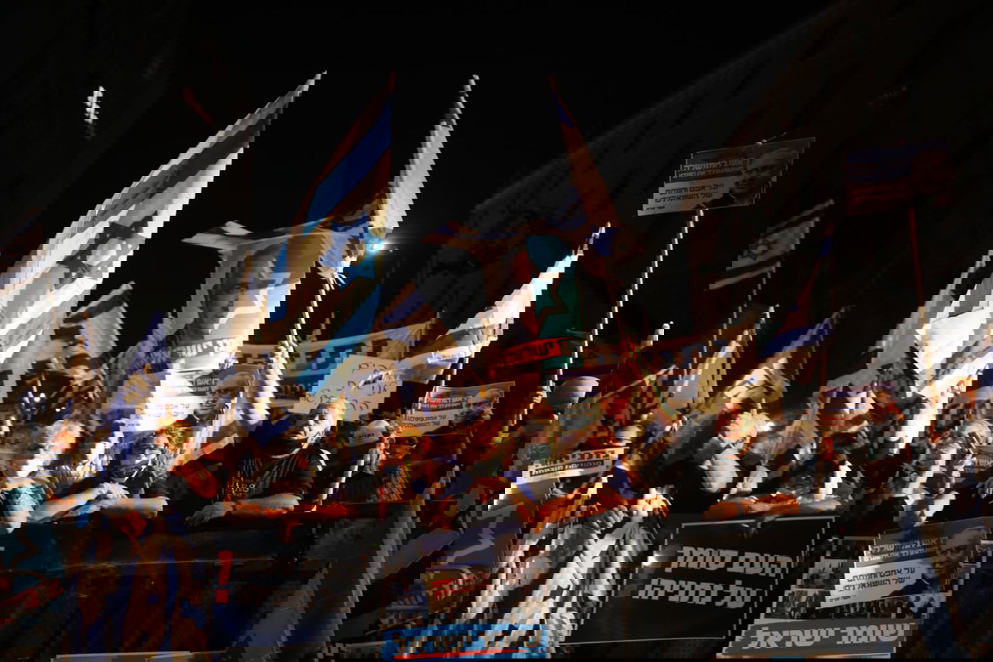 בקריאת שמע וברכת כהנים: תומכי נתניהו הפגינו מול מעון ראש הממשלה בבלפור