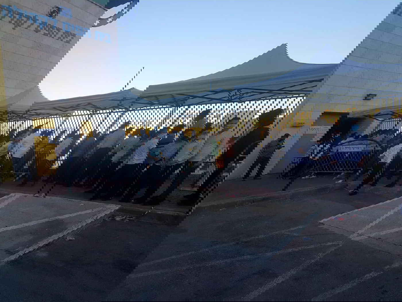 מאות ילדים, בצפיפות, באו לבדיקות קורונה • צפו