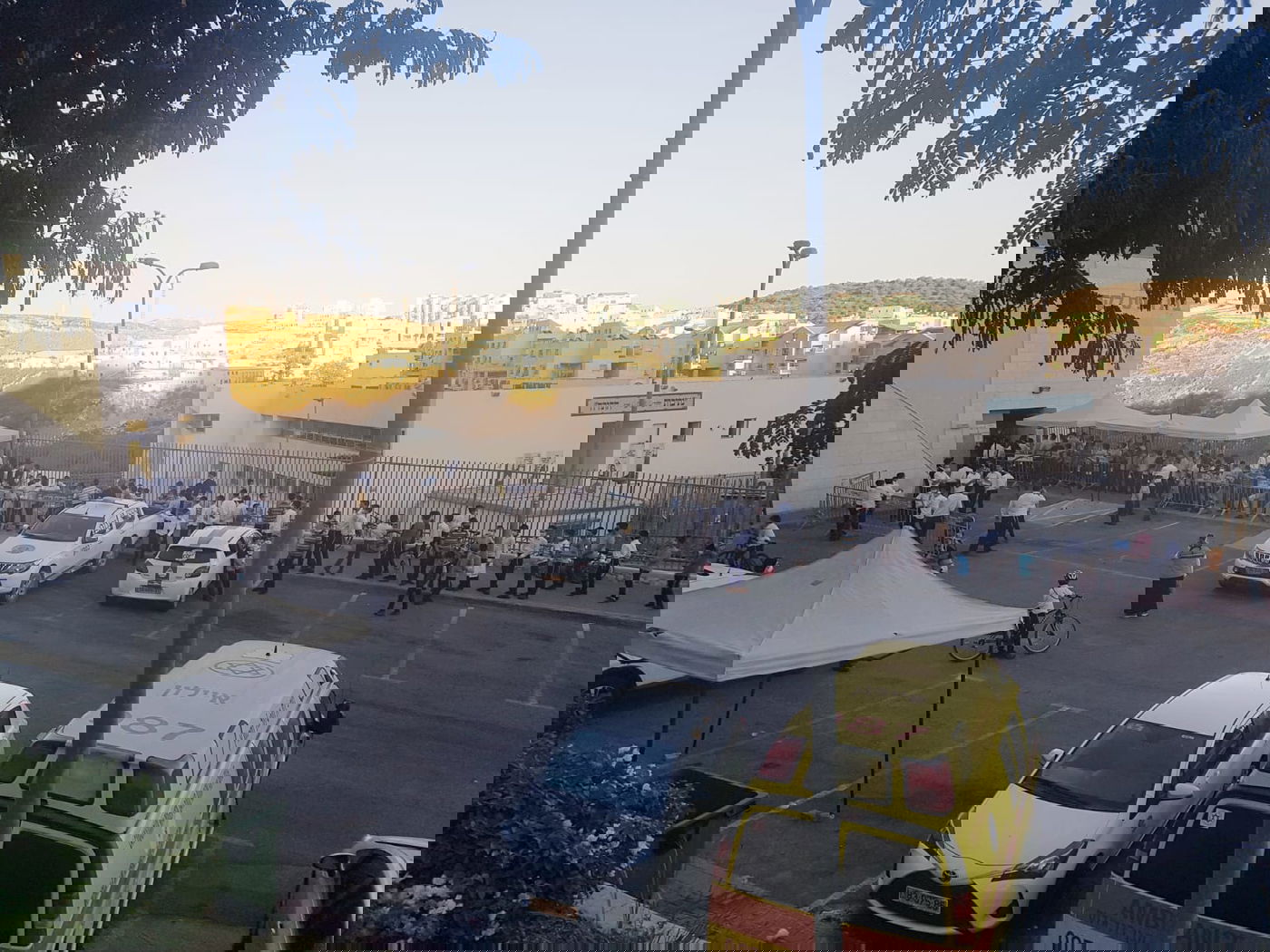 מאות ילדים, בצפיפות, באו לבדיקות קורונה • צפו