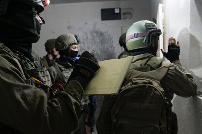 חיילים מודדים את הבית לקראת ההרס, לפני הפסיקה