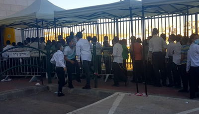 חלק מהילדים בתור לבדיקה