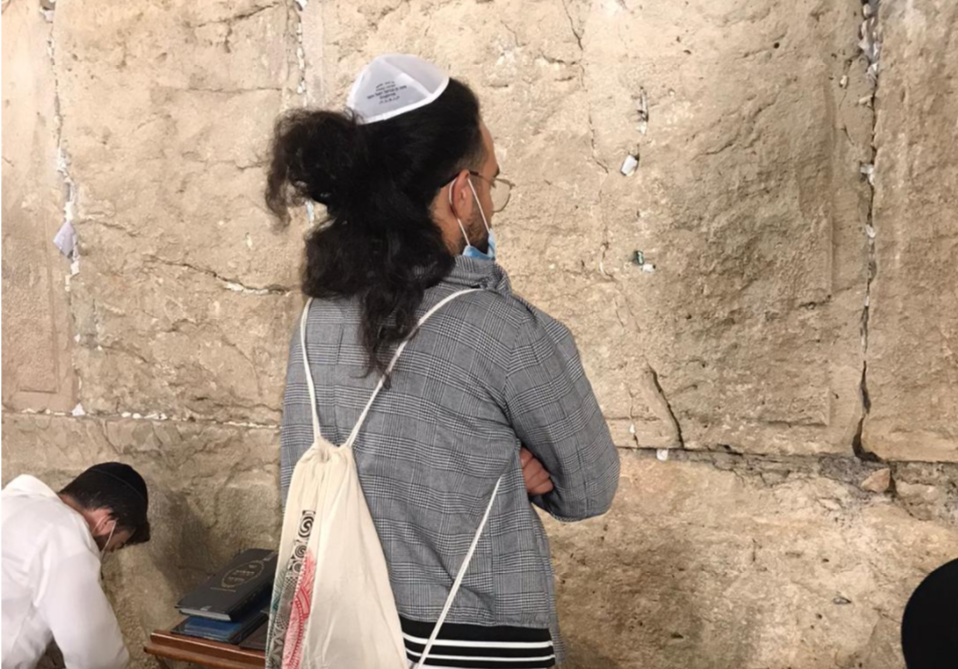 אלול: הזמר בניה ברבי התפלל בכותל המערבי
