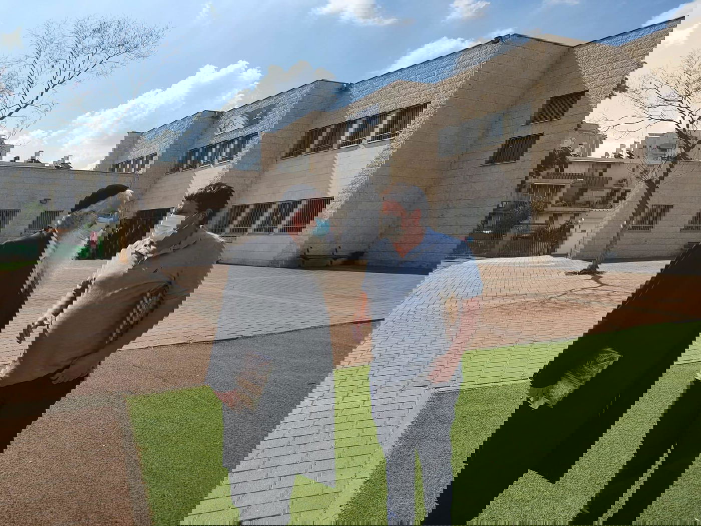 גלנט ופרוש סיירו במוסדות החרדים בפתח תקווה