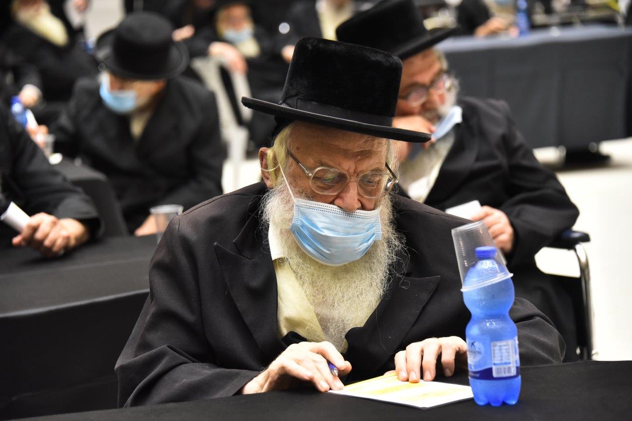 גלריה ויז'ניצאית: החסידים התכנסו למען המבנה החדש