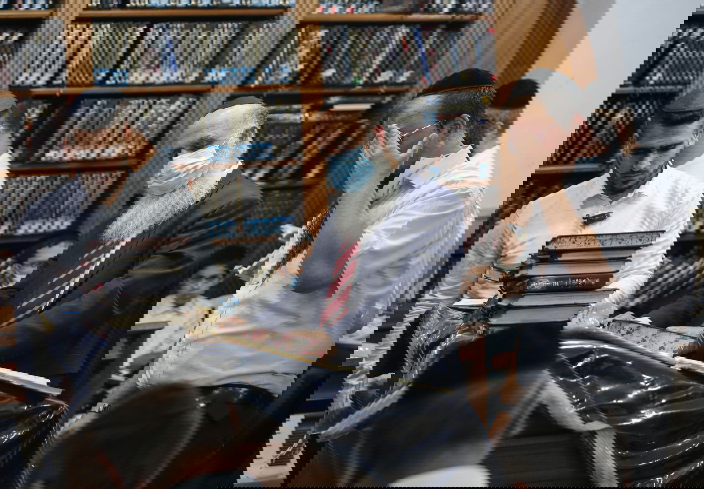 חָטָאנוּ לְפָנֶיךָ רַחֵם עָלֵינוּ בציון הרשב"י • צפו