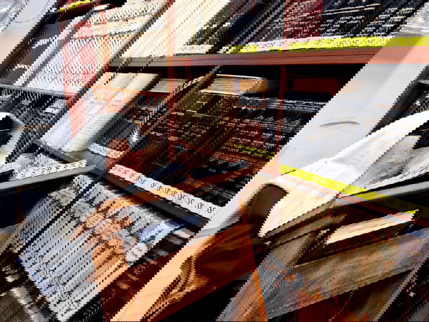 מרן הגר"ח מתפלל שחרית בביתו • גלריה