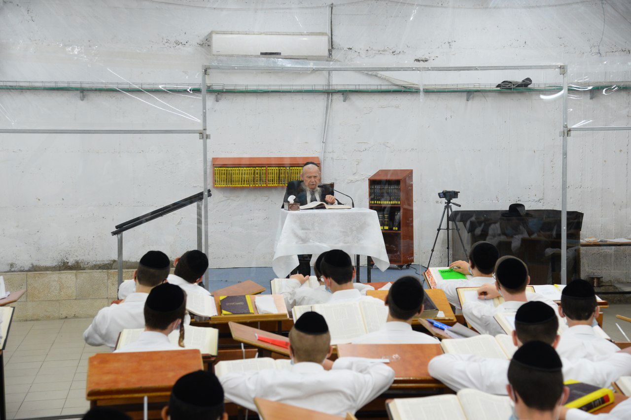 אחרי כחצי שנה: הגרי"ג אדלשטיין יצא מביתו לשיעור בישיבה