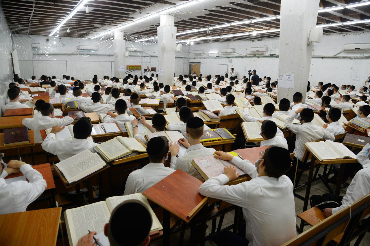 אחרי כחצי שנה: הגרי"ג אדלשטיין יצא מביתו לשיעור בישיבה