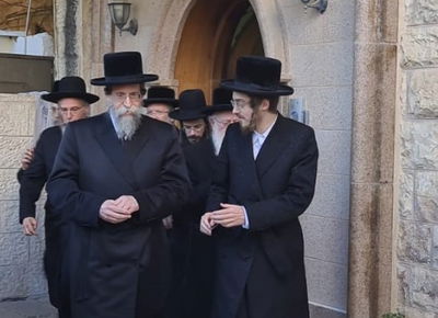 ביציאה ממעונו של הרבי מבאיאן