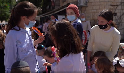 יצירתי: קייטנה לילדים, מתחת לחלון הבית