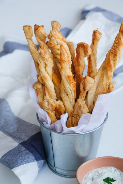 מקלות בצק עלים ופסטו