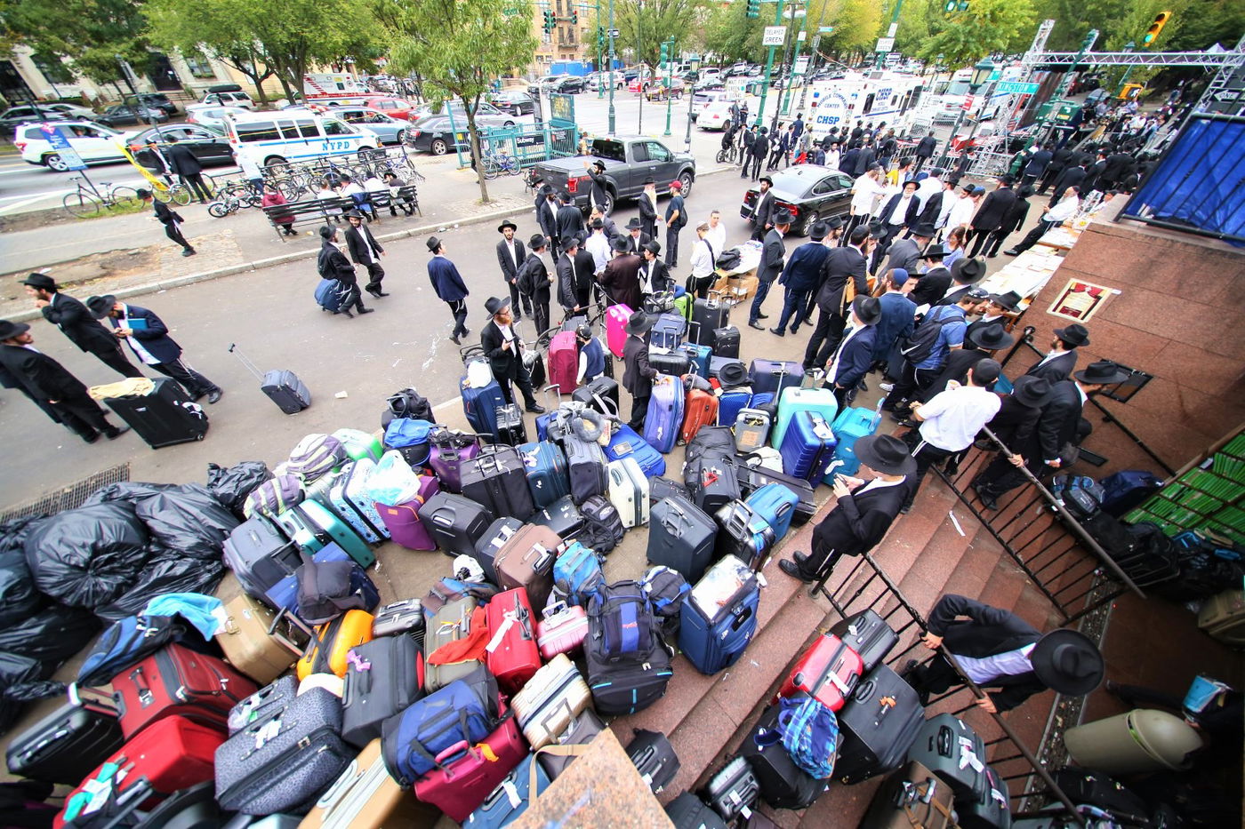 חסידי חב"ד בכניסה ל-770, תשרי תש"פ