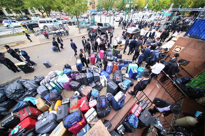 חסידי חב"ד בכניסה ל-770, תשרי תש"פ