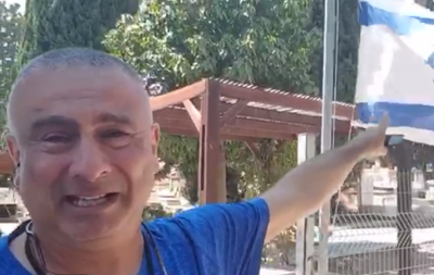 האב השכול בוכה על קבר בנו, אחרי ההחלטה הקודמת של בג"ץ