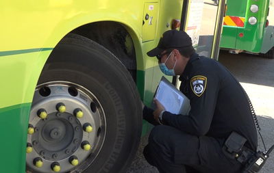 המשטרה בודקת את רכבי ההסעות. תיעוד