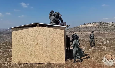 השוטרים חובטים באחד הנערים על הגג