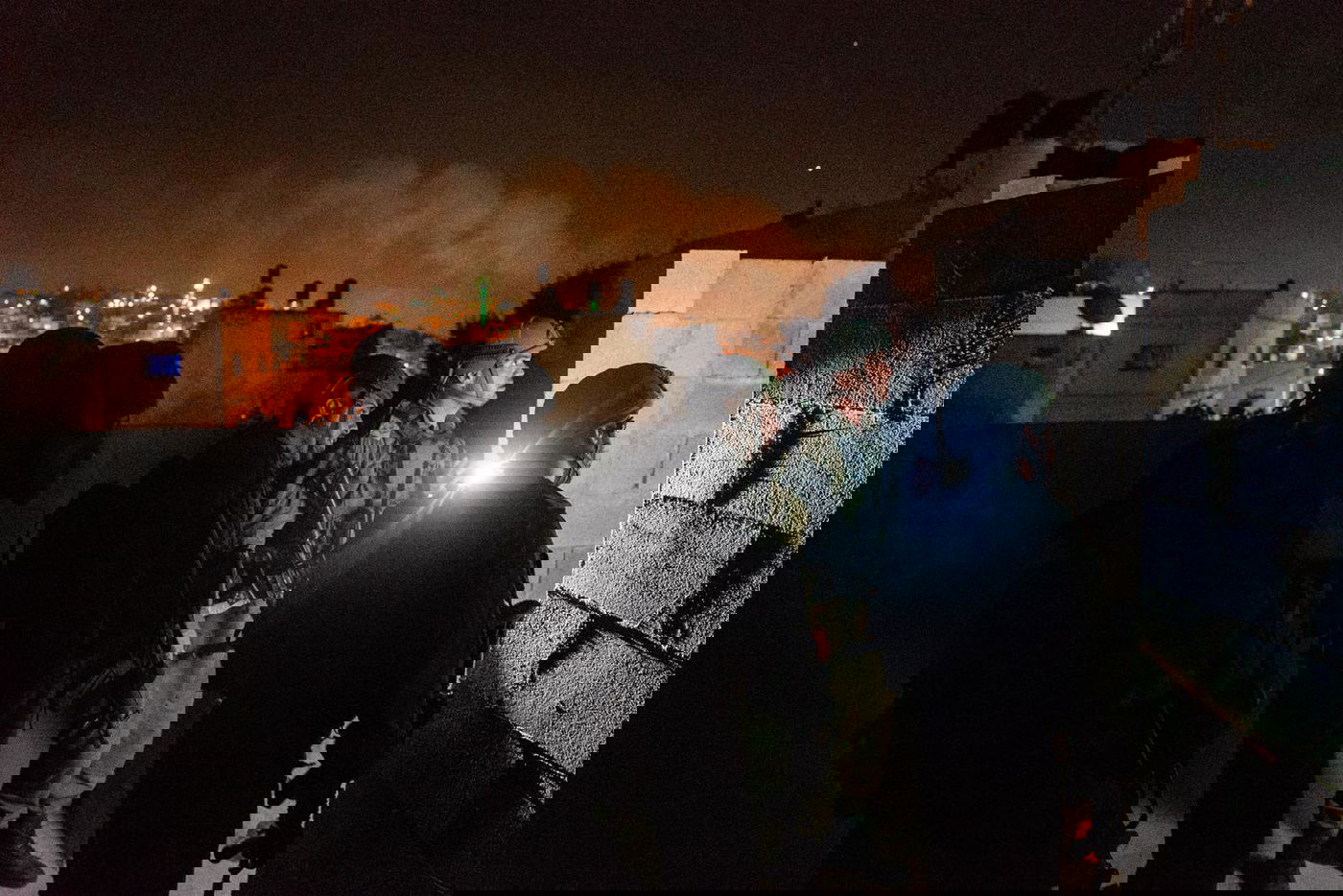 צפו בתיעוד: לוחמים פשטו על בית המחבל