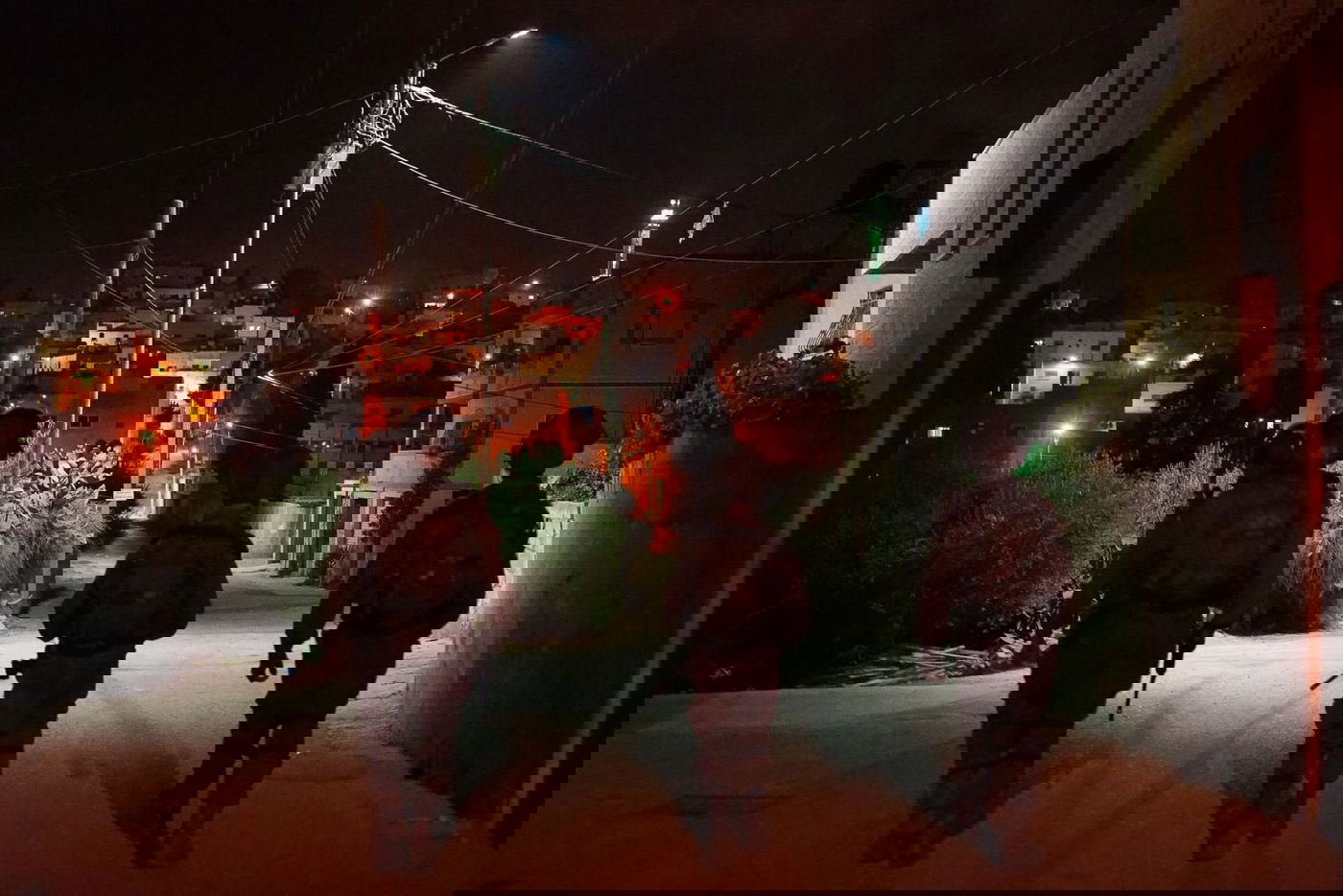 צפו בתיעוד: לוחמים פשטו על בית המחבל