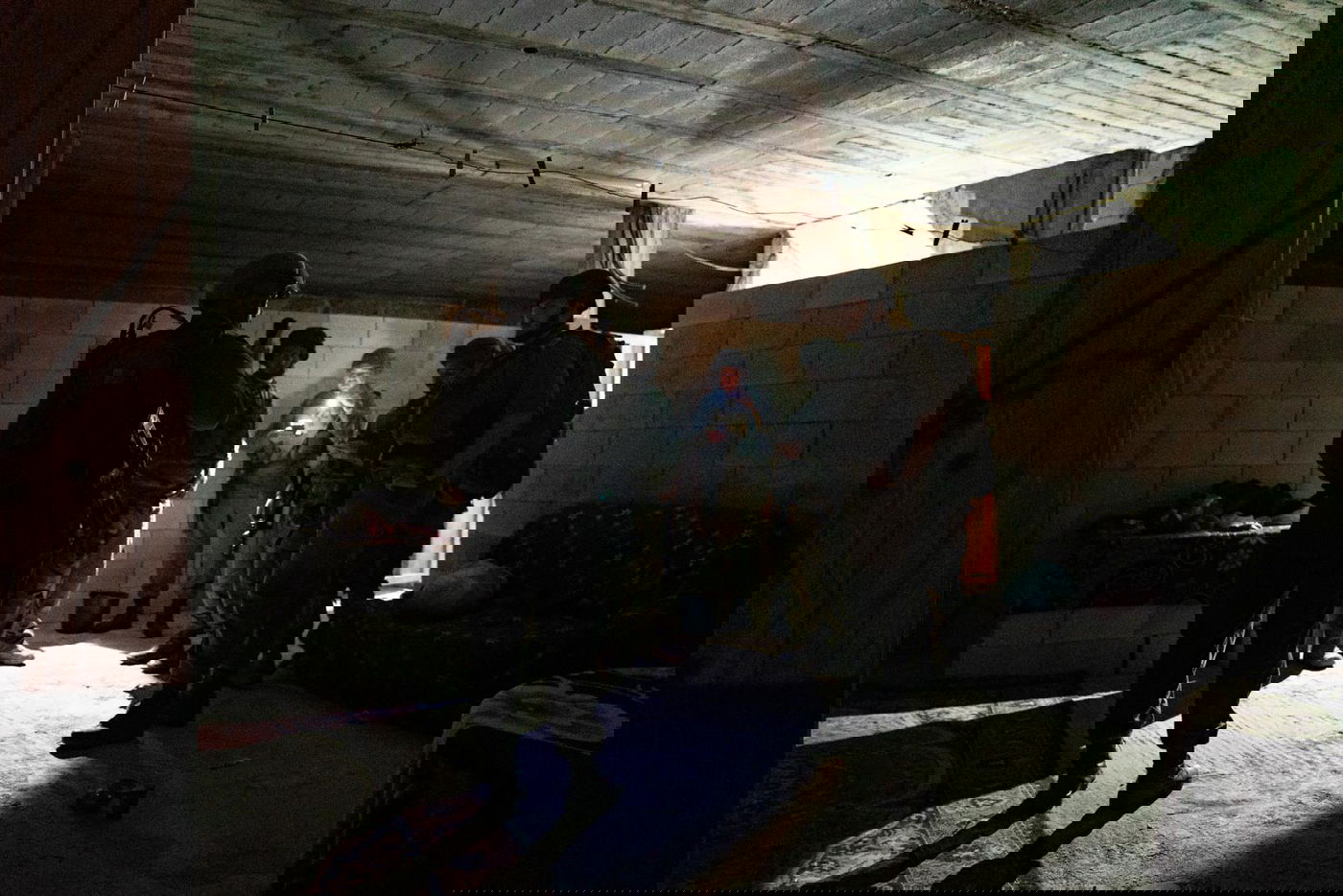 צפו בתיעוד: לוחמים פשטו על בית המחבל